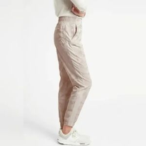 Athleta Cream Ivory Camo Print Brooklyn Jogger Pants Zip Pockets Flat Front NEW